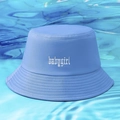 Dettaglio del ricamo bianco babygirl su un cappello a secchiello in tela celeste - Taglia unica / Blu jeans
