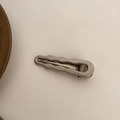 Minimalistische silberne gewellte Metall-Haarklammer mit Federmechanismus auf Creme - Wellen-Dreieck