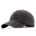 Vista detallada de la tela de algodón lavado gris oscuro y el bordado en la gorra - café