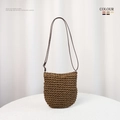 Handgewebte dunkelbraune Stroh-Eimertasche mit schmalem Schultergurt für den Sommer - Kaffeebraun