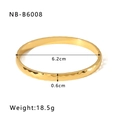 Detail eines goldenen gehämmerter Titanstahl-Armreifs mit Maßen von 6,2 cm und 0,6 cm Breite - Goldene geometrische Textur (NB-B6008) / 18K Gold