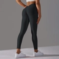 Détail du legging de yoga noir à taille haute montrant l'effet push-up froncé - Noir