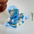 Pince à cheveux fleurie à motif marbré bleu avec finition translucide sur fond blanc - 8cm / Bleu