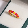 Detailaufnahme des rosa emaillierten Blumenrings mit gelben und orangefarbenen Gänseblümchen - Rosa mit Buntem Blumenstil (Stil 6)