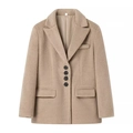 Dettaglio di un blazer in ecopelliccia color cammello con quattro bottoni neri - S / Cammello