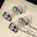 Unghie finte fatte a mano verde scuro e marrone con motivi a fiocco di neve e glitter - XS