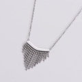 Dettaglio della collana in acciaio argento con frange di perline a forma di ventaglio - Color Acciaio
