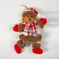 Pendaglio natalizio a forma di orsetto di peluche con cappello a quadri rossi e bottone - Orso Stile A