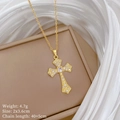 Detail van gouden kruishanger met zirkonia en specificaties in een geschenkverpakking - Gouden Kruis Stijl (J325)