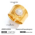 Dettaglio dell'anello largo placcato oro 18K con perla bianca centrale e misure indicate - Stile Aperto Concavo con Perla (JDR0310004)