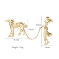 Broche dorée motif personnage et chien, dimensions précises de 5,8 cm et 3,6 cm - Design de Personnage avec Chien (XD9399)