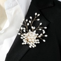 Elegante spilla ad albero di perle con filo d'oro su una giacca nera da donna - Stile Floreale Perla Bianca (Z378-2)