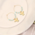 Pendientes de aro dorados con cuentas azules y colgantes de paloma sobre plato blanco - Estilo Paloma de la Paz (2#鹰)