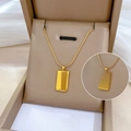 Collana minimalista in acciaio al titanio con ciondolo a lingotto d'oro e incisione - Carattere di Ricchezza/Incisione GOLD / Oro (N529)