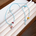 Detailopname van een blauw geweven koordketting met keramieken hondenhanger op een sieradentray - Blauw Touw Dalmatiërs Keramische Hanger (14#)