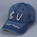 Detail der weißen Buchstabenbestickung auf einer Vintage-Denim-Baseballkappe - Dunkelblau