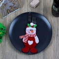 Feestelijke sneeuwpop bestekhouder in rood en wit met hartje voor kersttafel decoratie - Sneeuwpop Bestekhouder