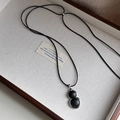 Minimalistische zwarte koordketting met een hars kalebas hanger en zilveren rand - Fleskalebas Vorm Lange Ketting / Zilver Zwart Stijl (HN10861)