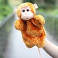 Marionnette à main singe marron en peluche pour enfants, présentée en plein air avec détails - Maman Singe