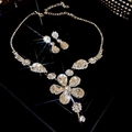 Dettaglio macro di un set di gioielli con perle e cristalli in scatola di velluto scuro - Set di Collana e Orecchini a Fiore (Set da 2 Pezzi) / Argento