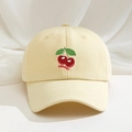 Beige katoenen honkbalpet met kersenborduurwerk en CHERRY-tekst op witte achtergrond - Eén maat / Ganzengeel