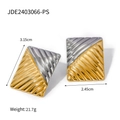Détail de boucles d'oreilles carrées bicolores avec dimensions et texture métallique - Style Carré Ondulé (JDE2403066-PS)