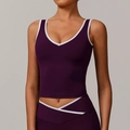 Enges lila Yoga-Oberteil mit weißer Paspelierung und passender V-förmiger Sporthose - S / Kyoho-Violett
