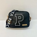 Dettaglio della borsa a tracolla nera con logo P bianco e finiture in oro lucido - Nero