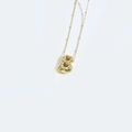 Gouden ketting met letter B hanger en witte zirkonia op een fijne schakelketting - Stijl B