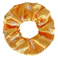 Détail d'un chouchou en satin avec motif baseball orange et texte LOVE blanc - Softball Jaune