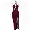 Detailansicht eines weinroten Neckholderkleids mit Cut-outs und hohem Beinschlitz - L / Burgunderrot