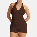 Conjunto deportivo de dos piezas para mujer con top de cuello halter y shorts marrones - S / Marrón