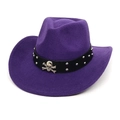 Détail du chapeau de cowboy en feutre violet avec bande cloutée et ornement de crâne - M(56-58cm) / Violet