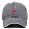 Gros plan d'une casquette de baseball en coton gris avec broderie cœur rouge - Réglable / Gris