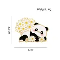 Spilla smaltata con panda e margherita, dimensioni 3x2,3 cm e peso di 4 grammi circa - Panda con margherita