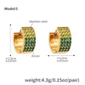 Vue détaillée de boucles d'oreilles créoles dorées 18k avec zircons verts et dimensions - Style Zircon Vert / Petit