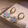 Gouden titanium stalen ringoorbellen met lichtblauwe emaille bloemen en roze harten - Blauwe Bloem