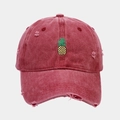 Detalle del bordado de piña amarilla en gorra de béisbol de mezclilla roja desgastada - Ajustable / Burdeos