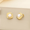 Gros plan sur des boucles d'oreilles vintage en or avec perle blanche et strass - Style Carré Doré 16mm (KE115671-KFC)