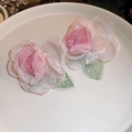 Orecchini a fiori in tulle rosa con foglie ricamate verdi su un vassoio di ceramica bianca - Perno in argento - Foglia di fiore di garza rosa