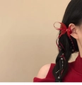 Dettaglio di un fermaglio per capelli a fiocco rosso con nappe di perline su treccia - Fermaglio a becco d'anatra - Pezzo singolo / Rosso