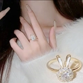 Detalle de anillo de conejo dorado con orejas de esmalte blanco y cristales de circonita - Conejo Dorado Giratorio / Abierto Ajustable / Dorado