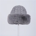 Gorro de invierno gris de punto grueso con orejeras de piel sintética suave - Gorro de Peluche Mongol Trenzado / Gris