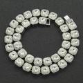 Vista macro della collana cubana d'argento con strass a forma di cuore e dettagli pavé - Argento (Diamante Bianco) - 18 pollici