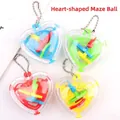 Portachiavi labirinto a forma di cuore in quattro colori vivaci per bambini e ragazzi - Labirinto Antistress a Cuore (Con Catena)