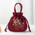 Etnische geborduurde handtas met trekkoord van elegant wijnrood satijn met bloemen - Bordeauxrood