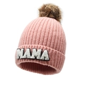 Berretto in maglia rosa con ricamo MAMA e pompon in finta pelliccia marrone - Stile Pom Pon MAMA / Rosa Antico