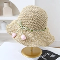 Dettaglio cappello di paglia fatto a mano con tesa traforata e pendenti a tulipano - Beige Tulipano Rosa