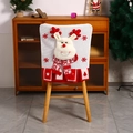 Dettaglio coprisedia natalizio con renna 3D su sedia da pranzo in legno decorata - Rosso Renna 3D