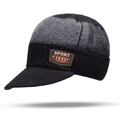 Detail van de gebreide textuur en het bruine leren label op de wintermuts voor heren - Beanie / Zwart